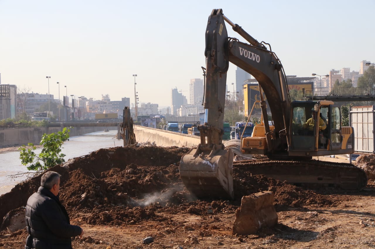 بالصور - تنظيف مجاري نهر بيروت قبيل المنخفض الجوي القادم